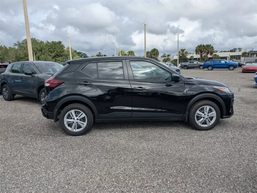 2025 Nissan Kicks Play S photo 1