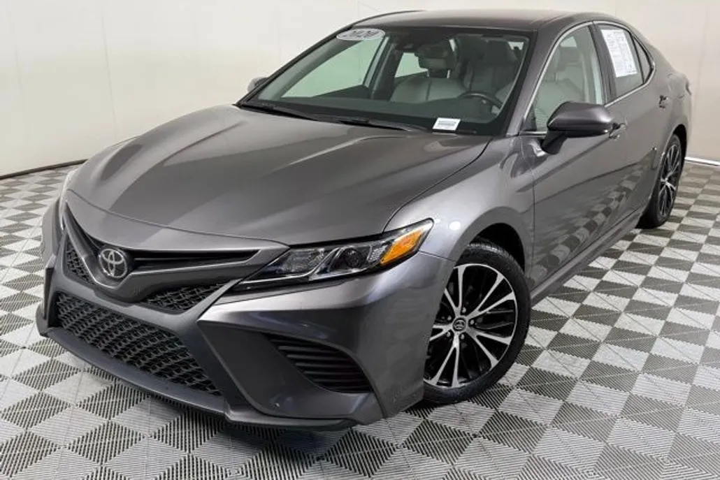 2020 Toyota Camry SE photo 1
