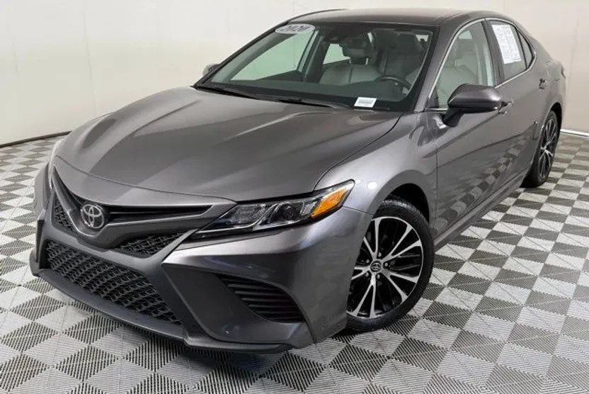 2020 Toyota Camry SE photo 1