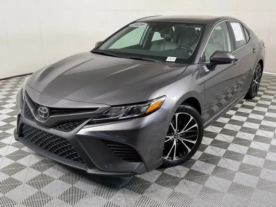 2020 Toyota Camry SE photo 1