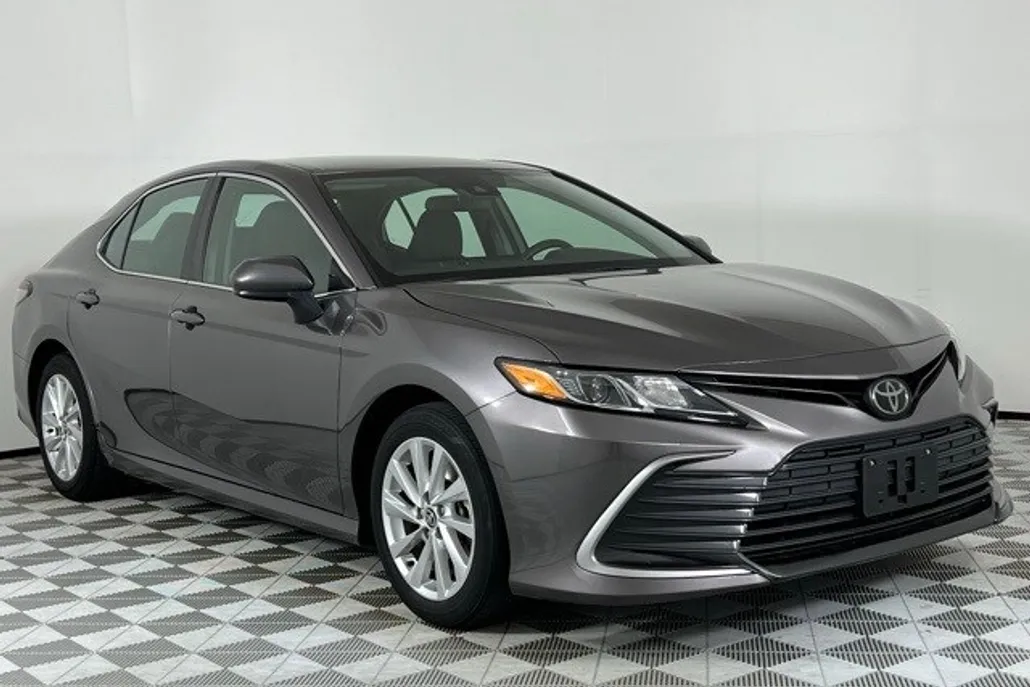 2023 Toyota Camry LE photo 1