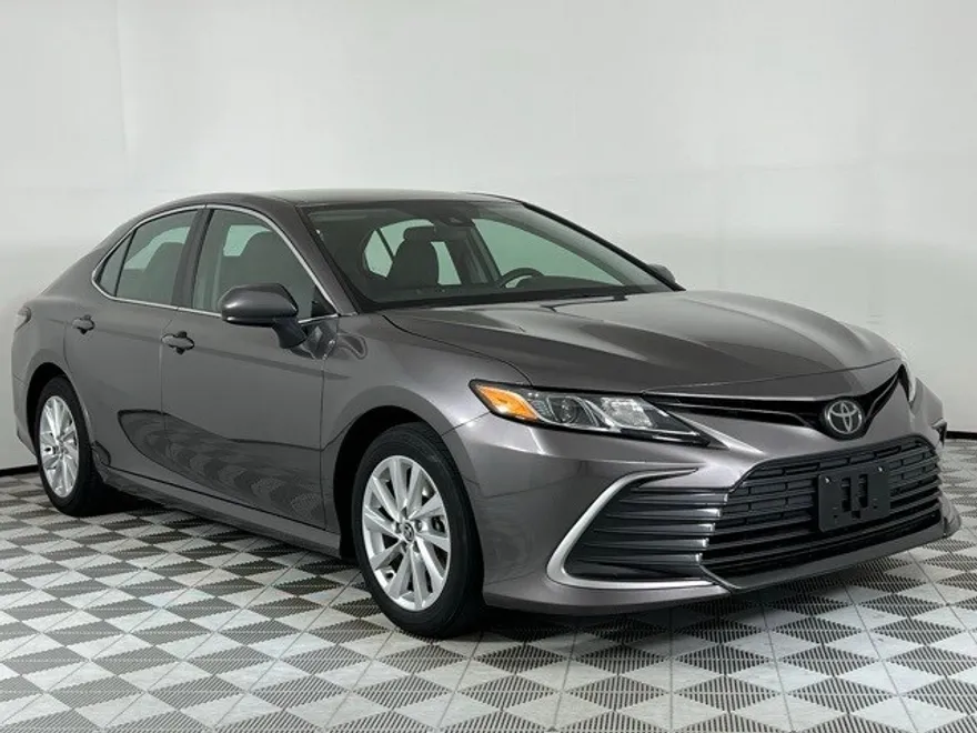 2023 Toyota Camry LE photo 1