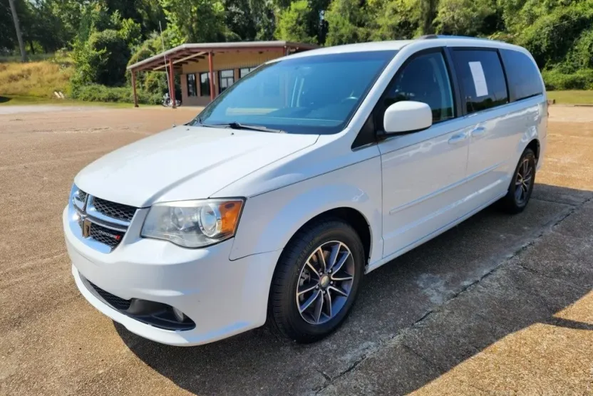 2017 Dodge Grand Caravan SXT photo 1