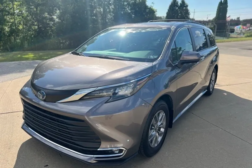 2024 Toyota Sienna XLE photo 1