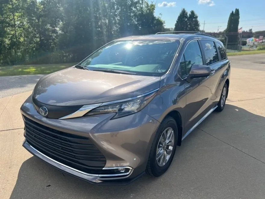2024 Toyota Sienna XLE photo 1