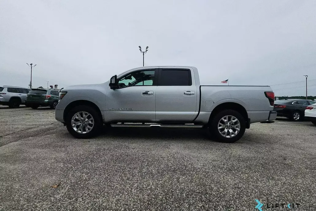 2020 Nissan Titan SL photo 1