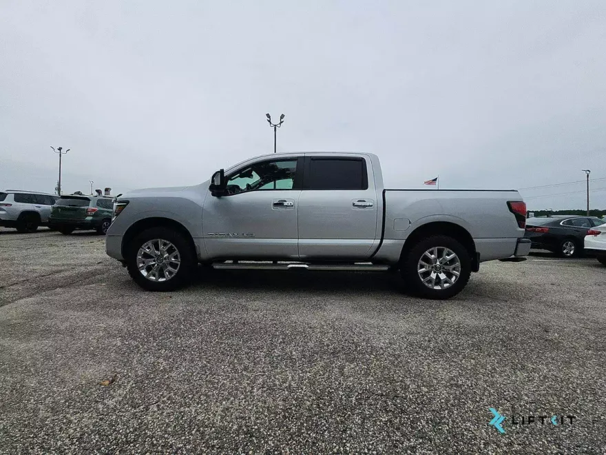 2020 Nissan Titan SL photo 1
