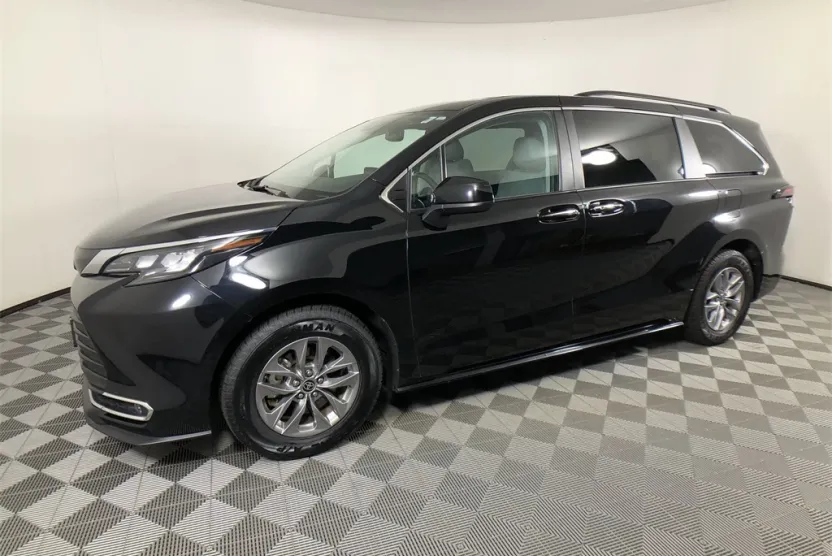 2024 Toyota Sienna XLE photo 1