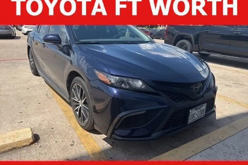 2022 Toyota Camry SE photo 1