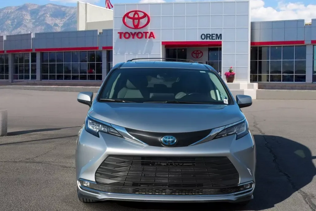 2021 Toyota Sienna XLE photo 1