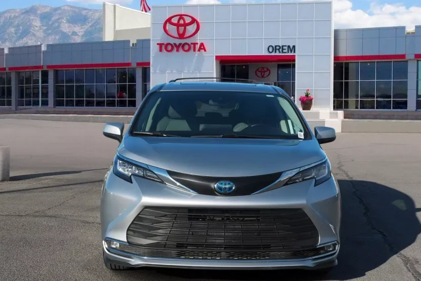 2021 Toyota Sienna XLE photo 1