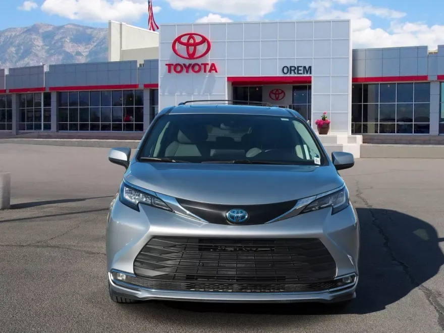 2021 Toyota Sienna XLE photo 1