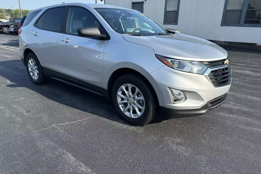 2021 Chevrolet Equinox LS photo 1