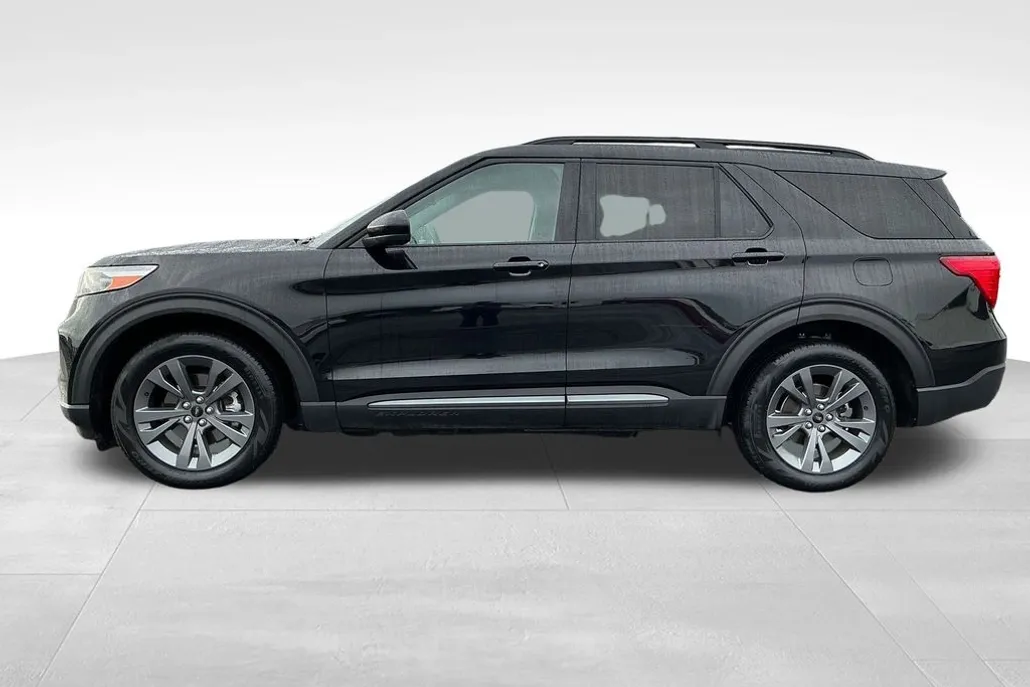 2023 Ford Explorer XLT photo 1