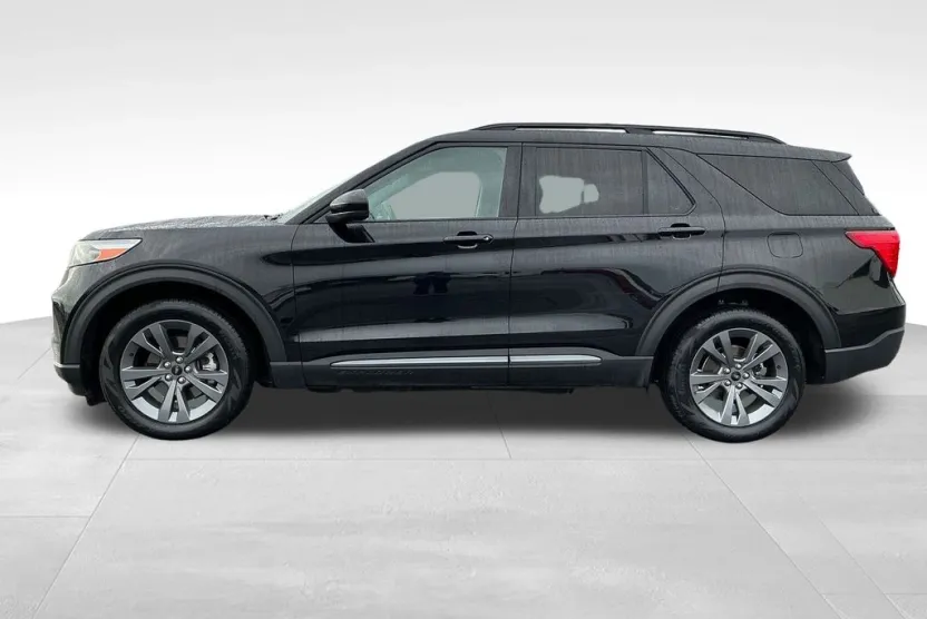 2023 Ford Explorer XLT photo 1