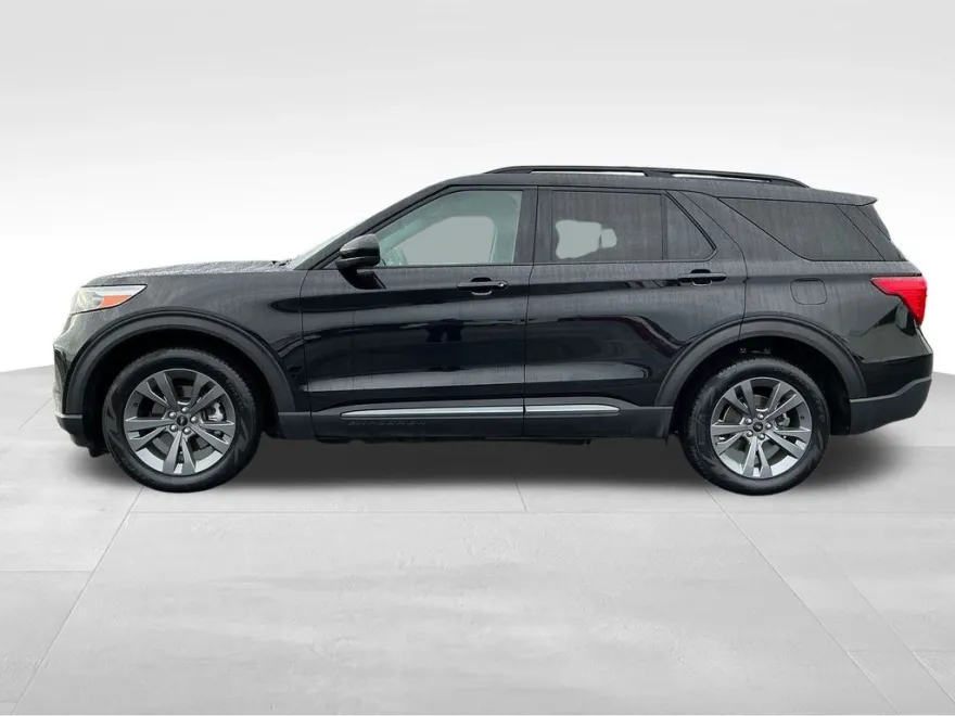 2023 Ford Explorer XLT photo 1