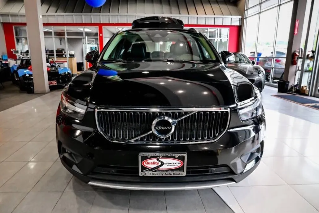 2021 Volvo XC40 Momentum photo 1