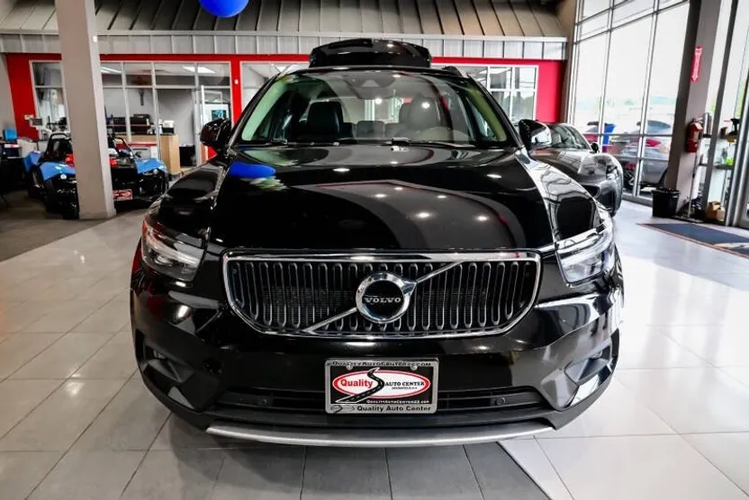 2021 Volvo XC40 Momentum photo 1