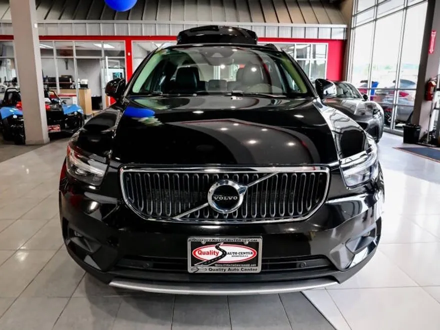 2021 Volvo XC40 Momentum photo 1
