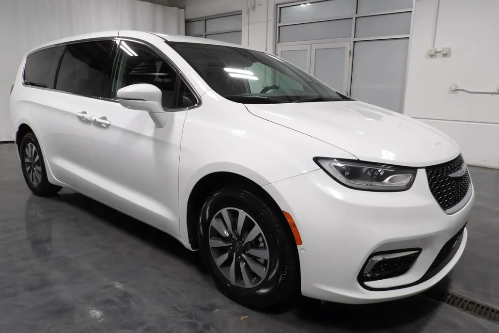 2022 Chrysler Pacifica Hybrid Touring L photo 1