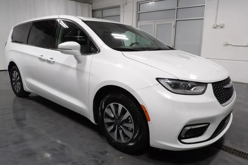 2022 Chrysler Pacifica Hybrid Touring L photo 1