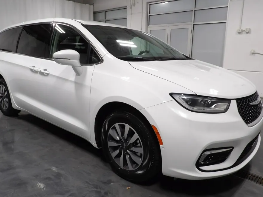 2022 Chrysler Pacifica Hybrid Touring L photo 1