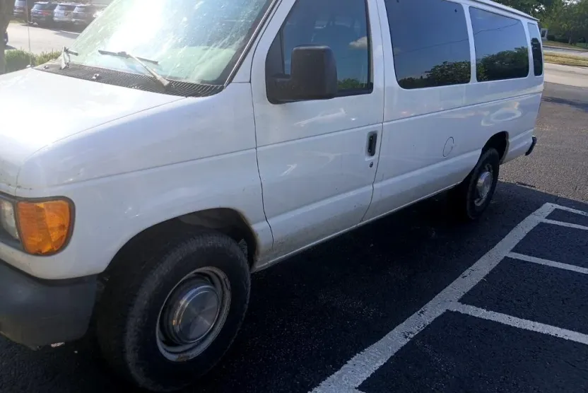 2003 Ford E-350 photo 1