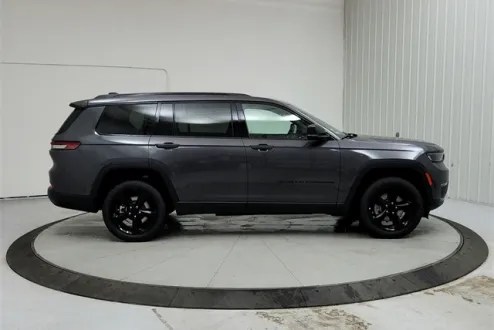 2025 Jeep Grand Cherokee Limited photo 3