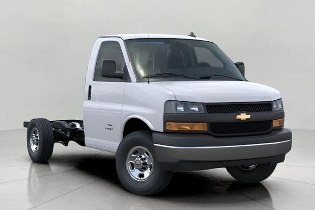 2025 Chevrolet Express Cutaway 3500 Base photo 1
