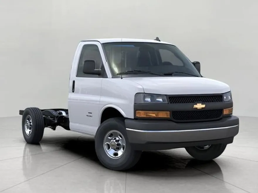2025 Chevrolet Express Cutaway 3500 Base photo 1