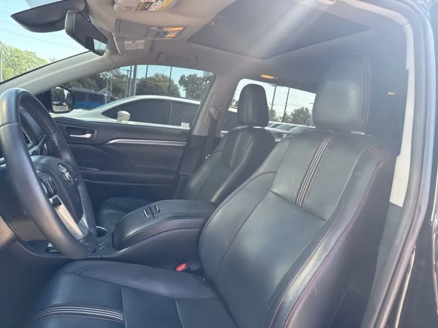 2019 Toyota Highlander SE photo 1
