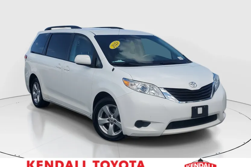 2013 Toyota Sienna LE photo 1