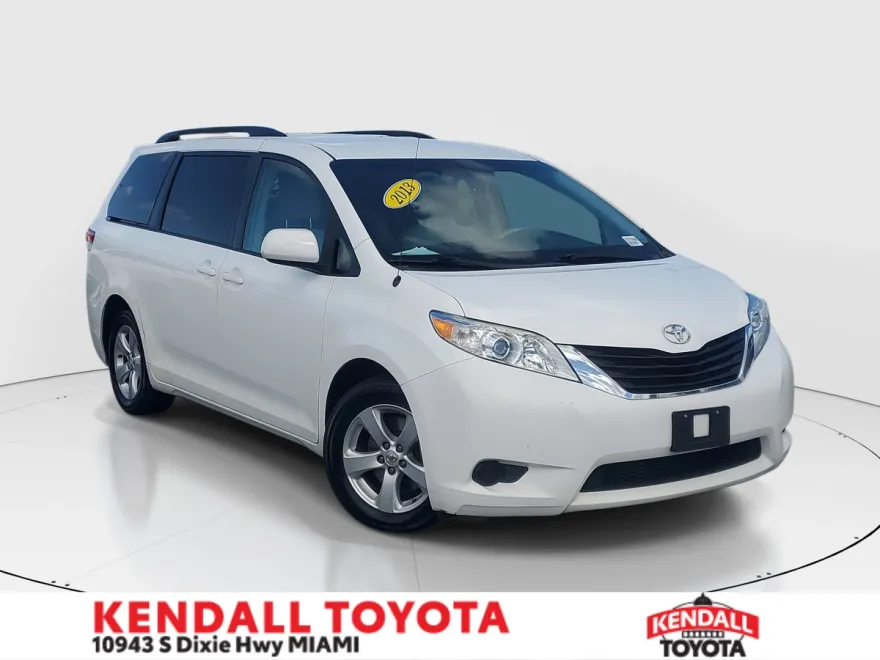 2013 Toyota Sienna LE photo 1
