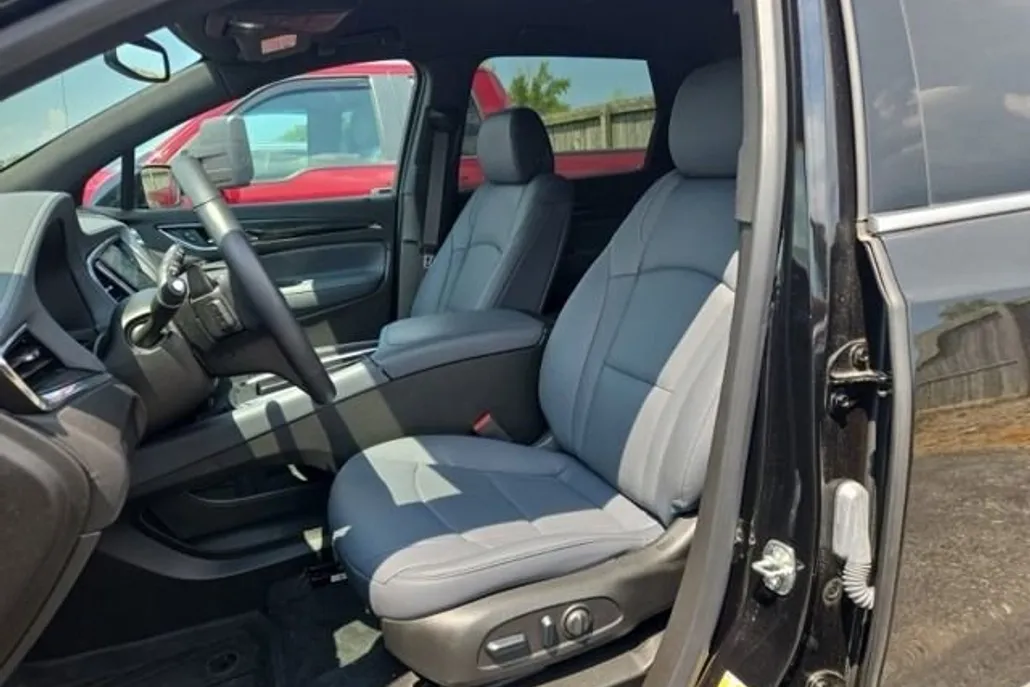 2024 Buick Enclave Essence photo 1