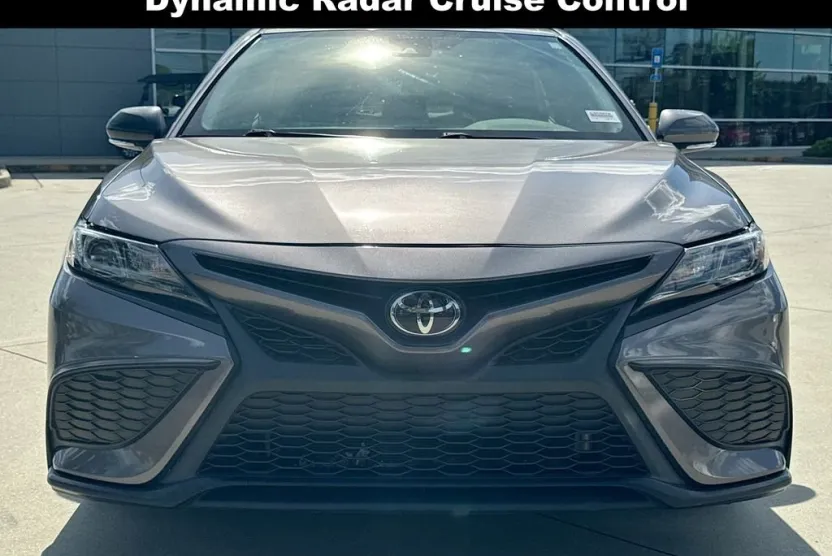 2022 Toyota Camry SE photo 1