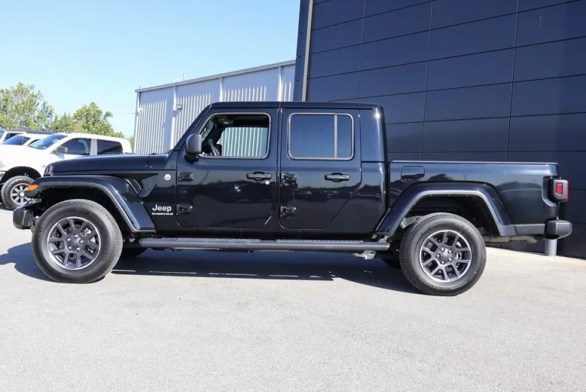 2023 Jeep Gladiator Overland photo 1