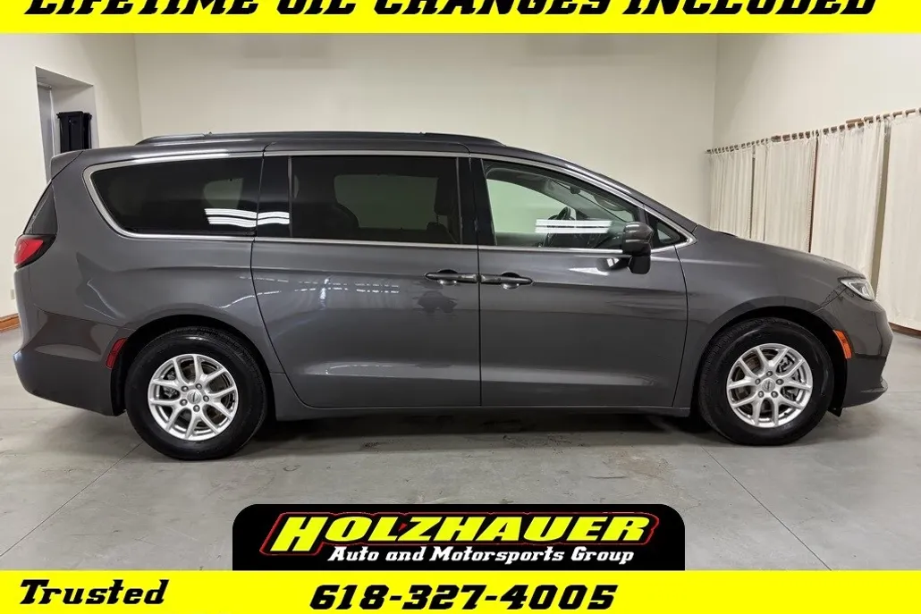 2022 Chrysler Pacifica Touring L photo 1