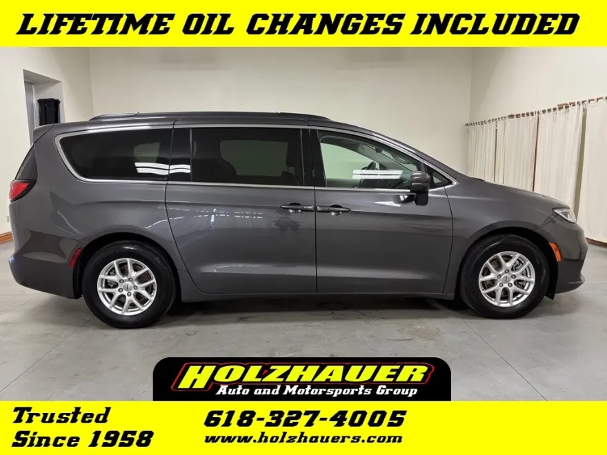 2022 Chrysler Pacifica Touring L photo 1