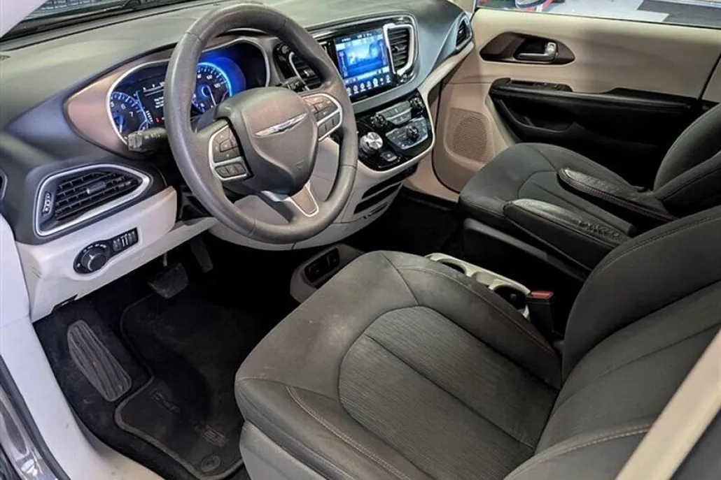 2017 Chrysler Pacifica Touring photo 1