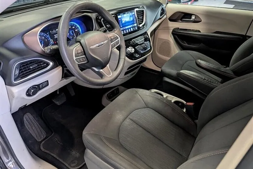 2017 Chrysler Pacifica Touring photo 1