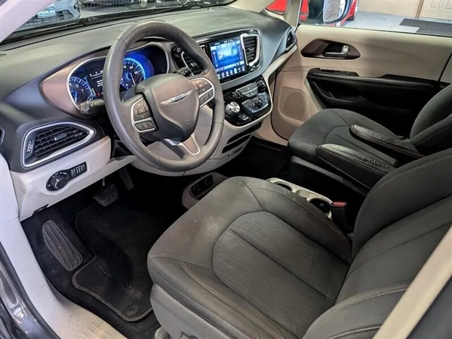 2017 Chrysler Pacifica Touring photo 1