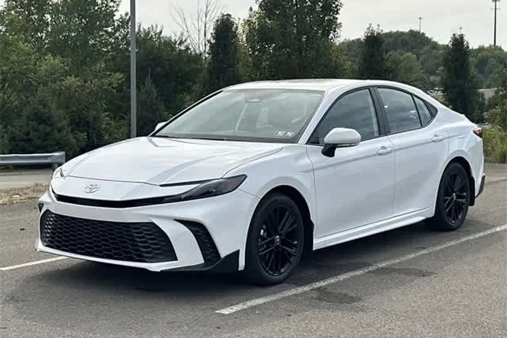 2025 Toyota Camry SE photo 1