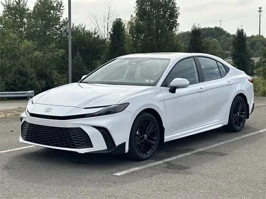 2025 Toyota Camry SE photo 1