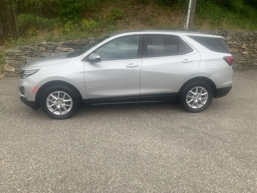 2022 Chevrolet Equinox LT photo 1