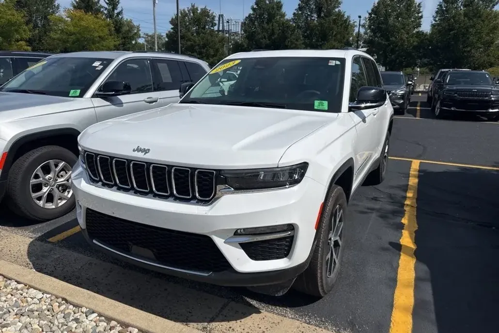 2023 Jeep Grand Cherokee Limited photo 1