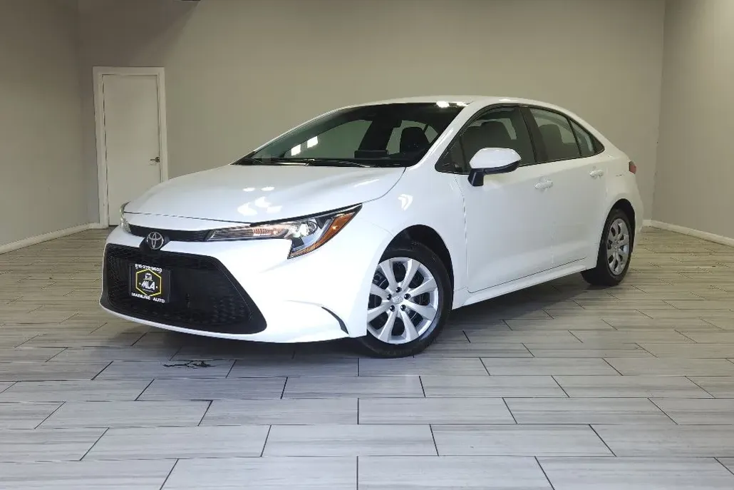 2021 Toyota Corolla LE photo 1