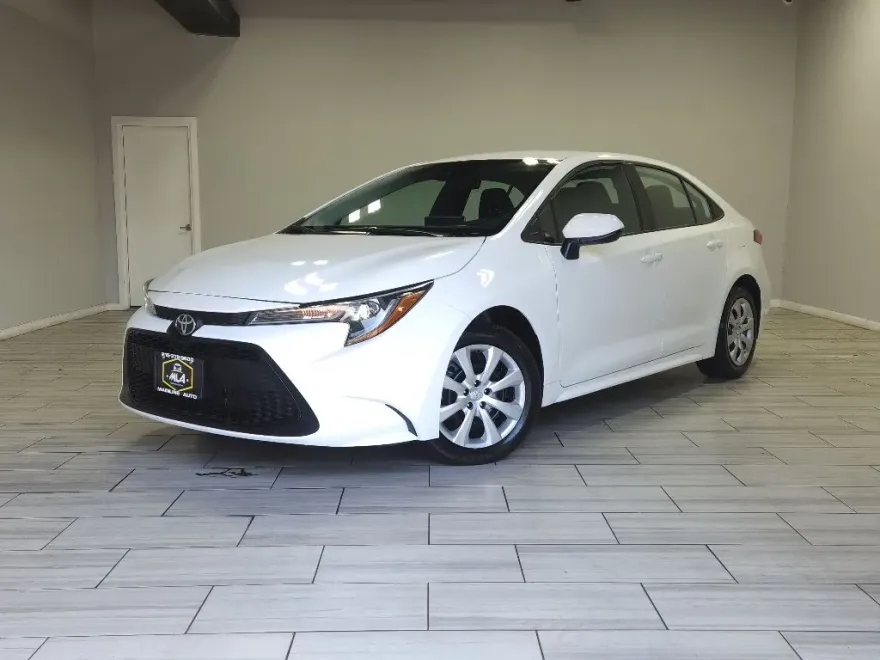 2021 Toyota Corolla LE photo 1