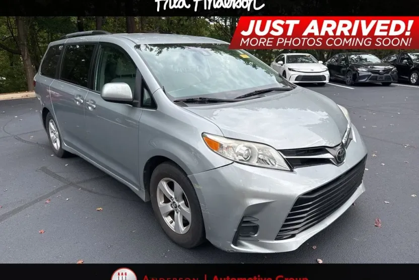 2019 Toyota Sienna LE photo 1
