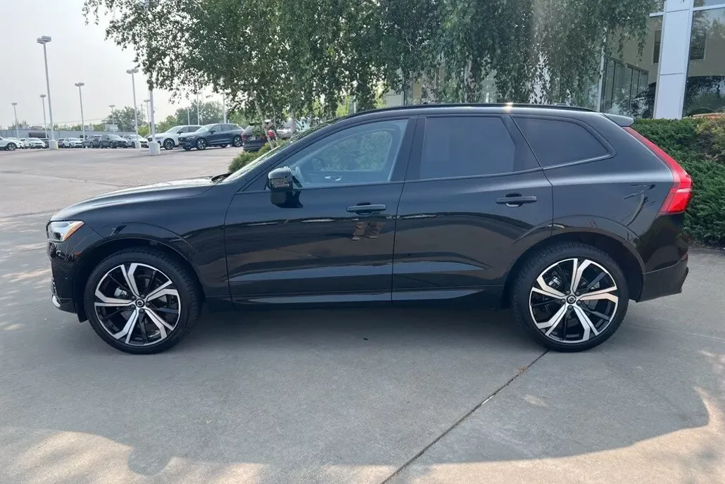 2025 Volvo XC60 B5 photo 1