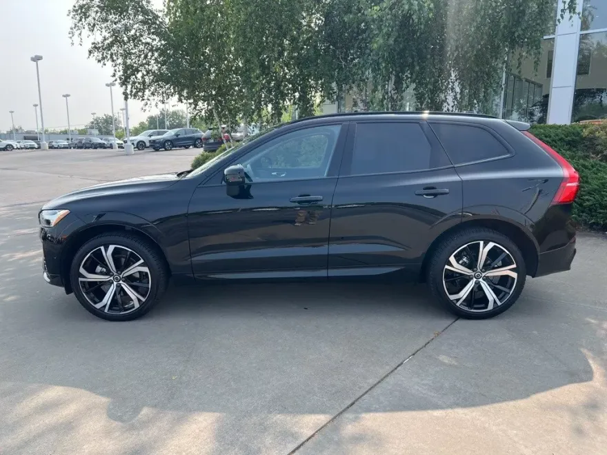 2025 Volvo XC60 B5 photo 1